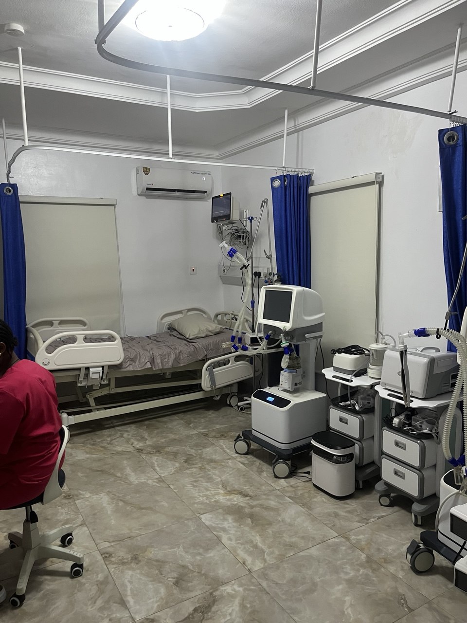 Intensive care unit with ventilator and patient monitoring equipment